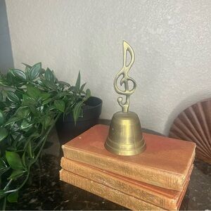 Music note brass bell treble clef